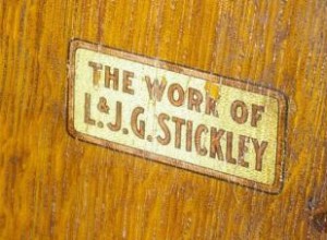 Guía Experta para Identificar Marcas en Muebles Antiguos