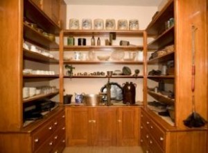 Armarios de Porcelana Antigua: Guía Experta para su Restauración en Hogares Históricos