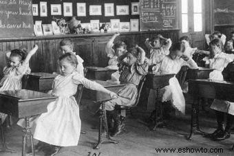Los escritorios escolares antiguos de hierro crean una sensación de vieja escuela 