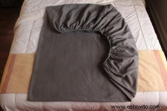 Cómo doblar una sábana ajustable