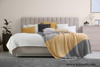 ¿Qué color de ropa de cama combina con las paredes beige?