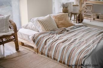 ¿Qué color de ropa de cama combina con las paredes beige?