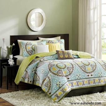 ¿Qué color de ropa de cama combina con las paredes verdes?