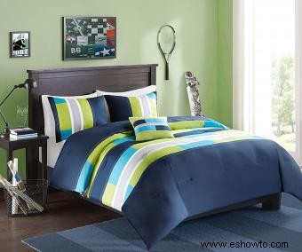 ¿Qué color de ropa de cama combina con las paredes verdes?