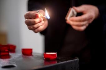 Cómo encender una vela sin encendedor:5 trucos sencillos