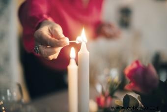 Cómo encender una vela sin encendedor:5 trucos sencillos