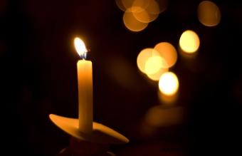 Ideas para un servicio conmemorativo a la luz de las velas