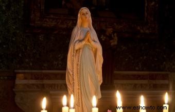 ¿Por qué los católicos encienden velas? Prácticas y simbolismo