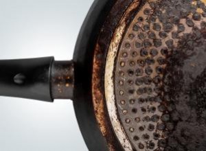 7 trucos infalibles para eliminar la grasa quemada del fondo de tus sartenes