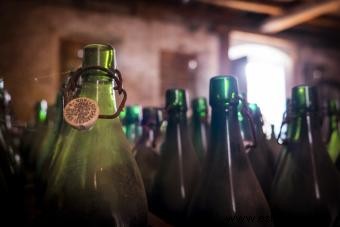 Limpieza de botellas viejas:formas sencillas de restaurar su brillo