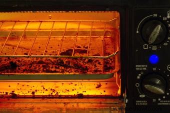 Cómo limpiar completamente un horno tostador en 6 pasos