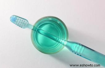 Cómo desinfectar un cepillo de dientes y matar gérmenes 