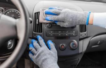 Cómo desinfectar los puntos de acceso de su automóvil 