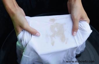 Cómo quitar las manchas de grasa de la ropa y las superficies comunes 