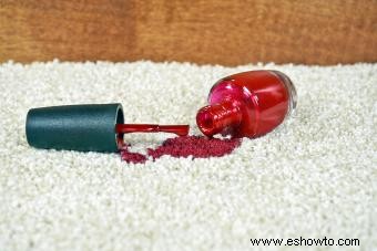 Cómo quitar el esmalte de uñas de la alfombra y la ropa (hágalo usted mismo) 
