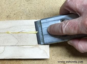 Cómo quitar el pegamento de la madera