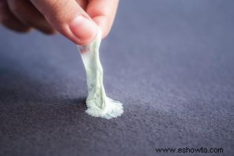 Cómo quitar las manchas de goma de mascar de varias superficies