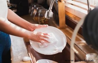 Cómo lavar los platos:consejos prácticos para una limpieza definitiva 