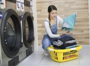Guía experta: Cómo lavar el poliéster en lavadora y a mano para mantenerlo como nuevo