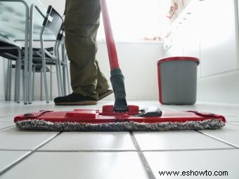 Cómo limpiar pisos de baldosas con vinagre