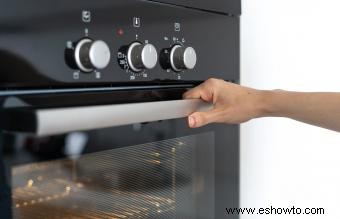 ¿Cómo funciona un horno autolimpiante para eliminar la acumulación?