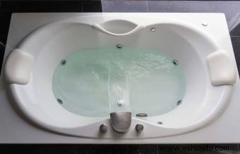 Cómo limpiar los chorros de agua de la bañera para obtener resultados brillantes