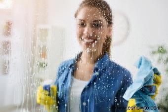 Cómo limpiar puertas de ducha de vidrio y quitar manchas de agua