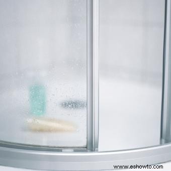 Cómo limpiar los rieles de la puerta de la ducha:6 trucos fáciles
