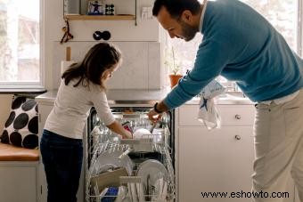 Cómo organizar las tareas domésticas de manera efectiva, según los profesionales