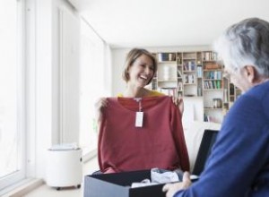 Cómo eliminar (fácilmente) los olores químicos de la ropa nueva