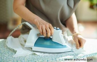 Cómo almidonar una camisa en casa (para un efecto de limpieza en seco) 
