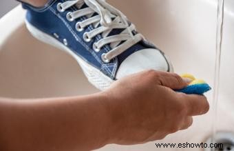 Cómo lavar las zapatillas de tenis a mano y en la lavadora 