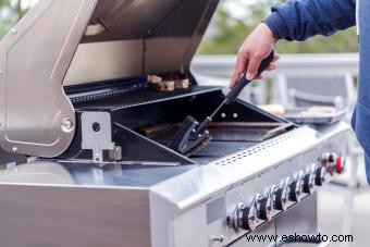 Limpiar parrilla de barbacoa con vinagre y papel de aluminio