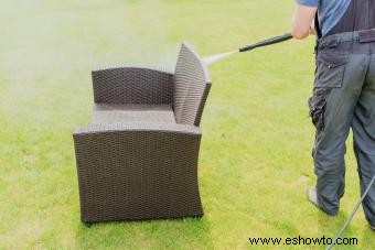Limpieza de muebles de exterior:consejos para eliminar el moho por tipo