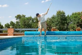 Cómo limpiar rápidamente una piscina verde para el verano