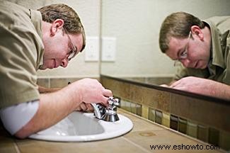 Cómo instalar un lavabo sobre encimera de baño 