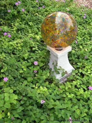 Uso de bolas de observación como decoración de jardín