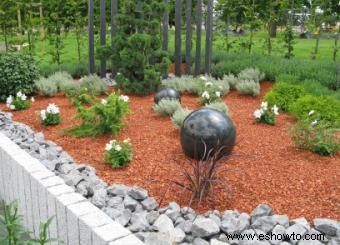 Uso de bolas de observación como decoración de jardín