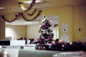 12 alegres ideas y temas de decoración navideña para la oficina