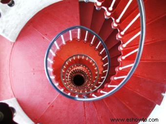 Decoración alrededor de una escalera de caracol:consejos y trucos