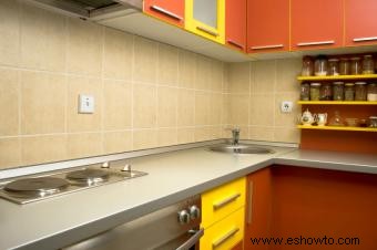 Cómo diseñar una cocina con gabinetes que no combinan