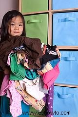 Poner la ropa de los niños en bolsas para cada día de la semana