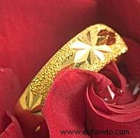 Anillos de compromiso con flores