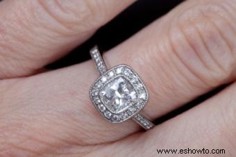 Guía de anillos de compromiso de diamantes de talla cojín