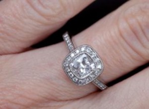 Guía de anillos de compromiso de diamantes de talla cojín