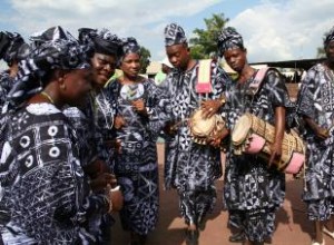 Adire: La Tradición Ancestral Yoruba de Tela Teñida con Resistencia en Nigeria