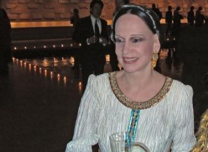 Mary McFadden: La visionaria diseñadora de moda con plisados innovadores