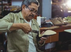 Historia de la Zapatería: De las Tradiciones Ancestrales a la Producción Moderna