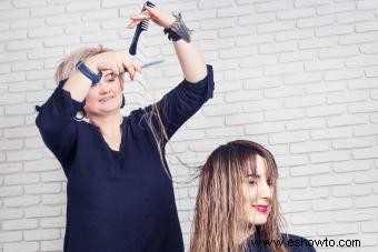 Cómo cortar el cabello con navaja:una guía sencilla paso a paso