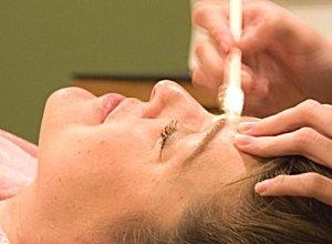 Guía Completa para Depilar las Cejas con Cera: Pasos Seguros y Resultados Profesionales